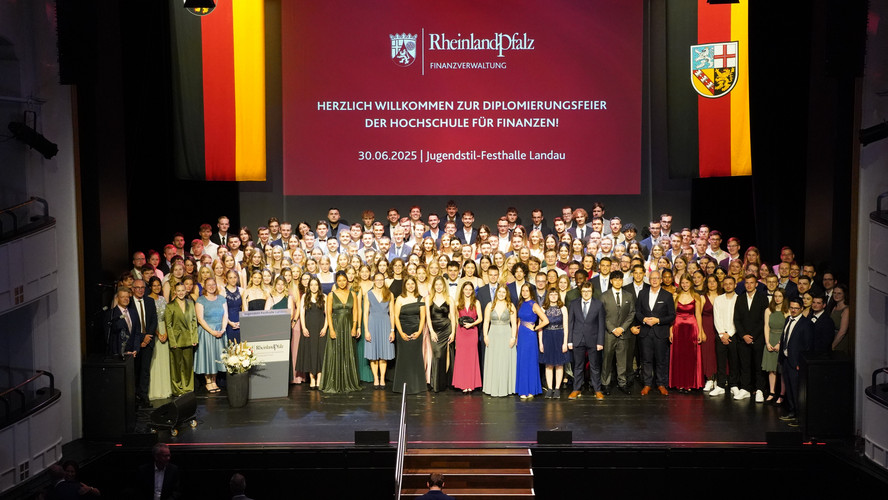 Gruppenbild der Absolventen des Diplomjahrgangs 2025