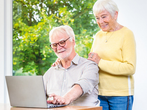 Renterehepaar vor einem Laptop
